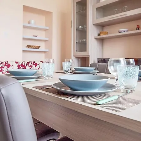 Apartment 2 Bedroom Gorgeous In *